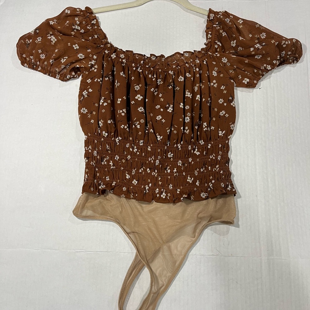 ASTR THE LABEL DITZY FLORAL BODYSUIT - Picture 10 of 15